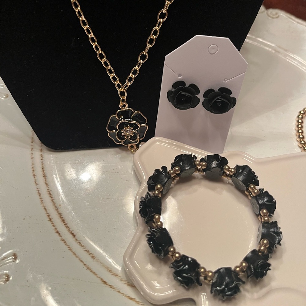 Fashion gold tone and black rose necklace and earrings bundle nwot - Picture 3 of 7